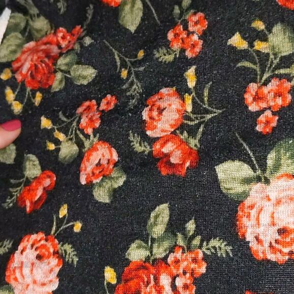 Urban Episode Black Pink Floral Roses Cold Shoulder Top 1X/2X - Picture 4 of 5